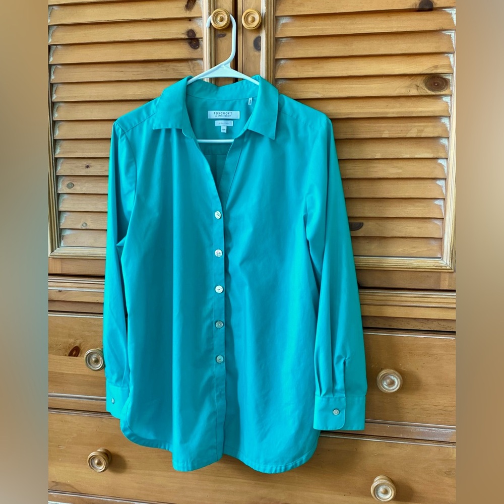 Wrinkle free, turquoise cotton poly button blouse, long sleeves